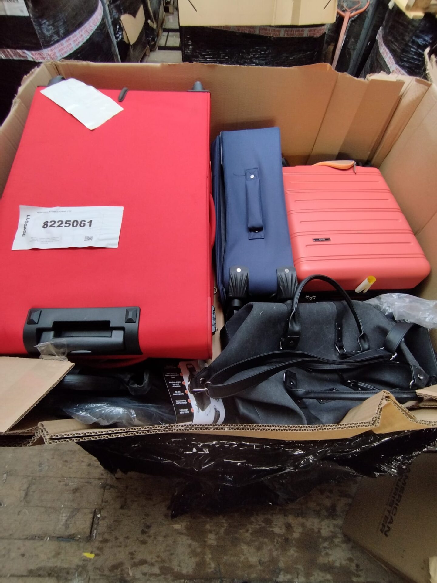 EX CAT HIGH ST LUGGAGE RETURNS PALLET 8225061