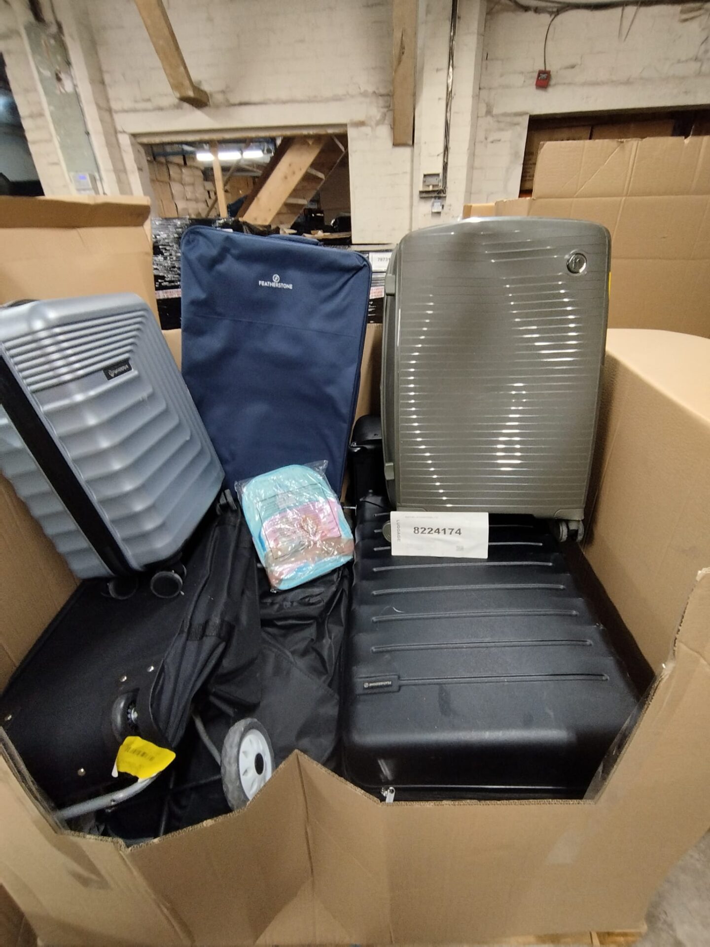 EX CAT HIGH ST LUGGAGE RETURNS PALLET 8224174